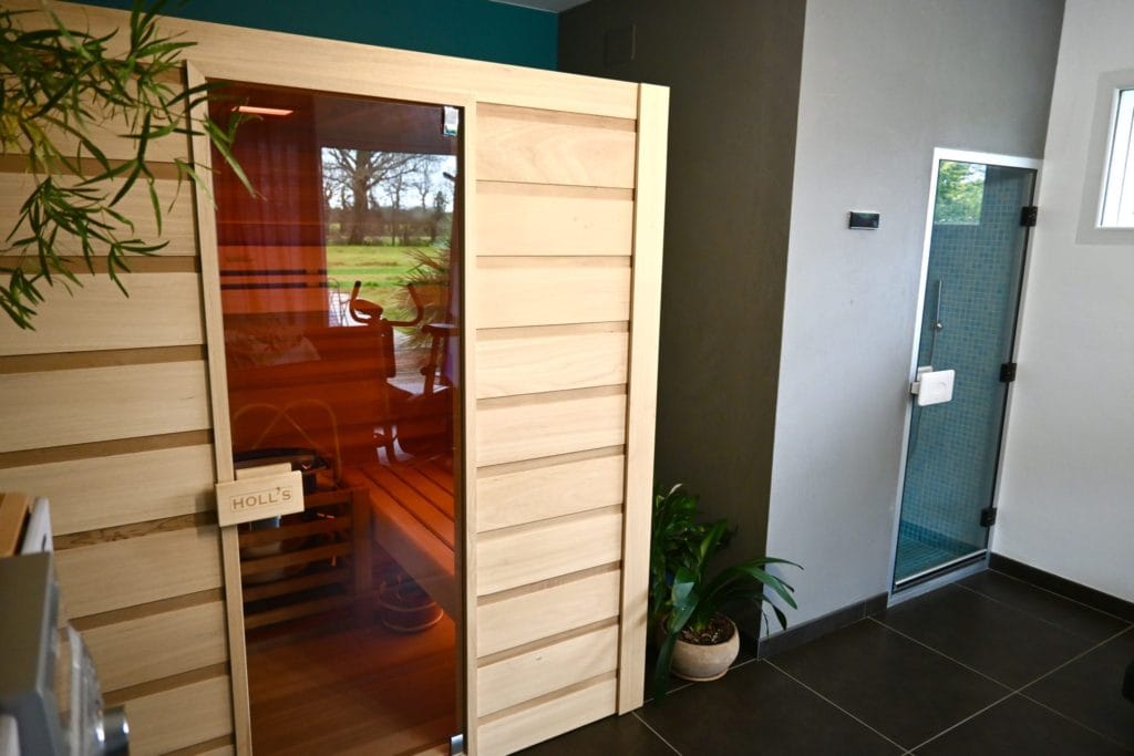 Installation d'un sauna intérieur dans un espace sportif et bien-être