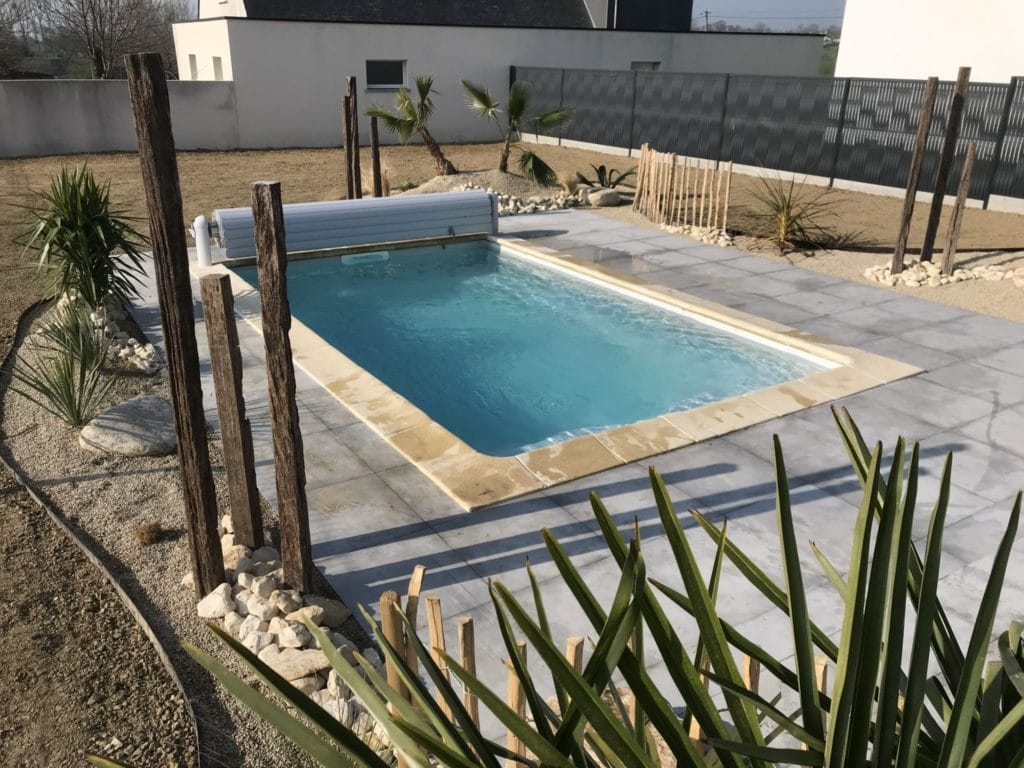 Cette piscine est une installation Bulles et Sensations, à Saint-Aaron dans les Côtes d'Armor (22) par