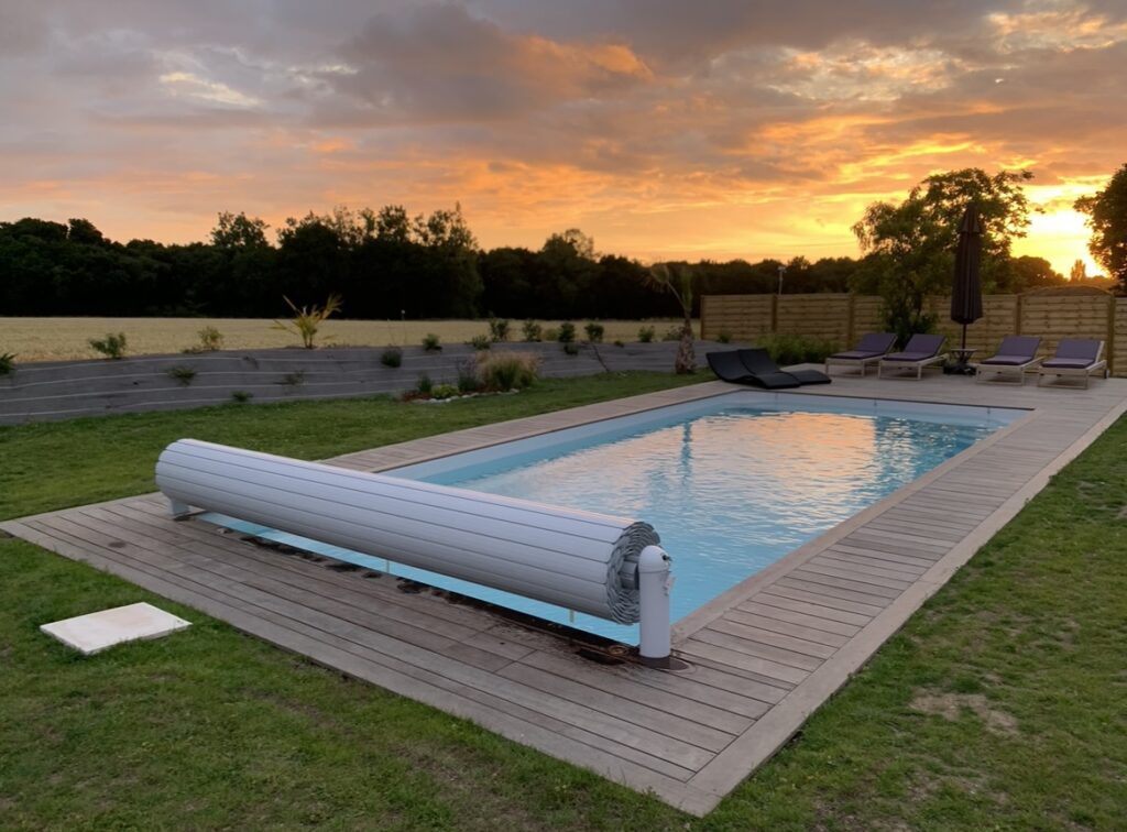 Profiter de sa piscine au coucher du soleil en Bretagne