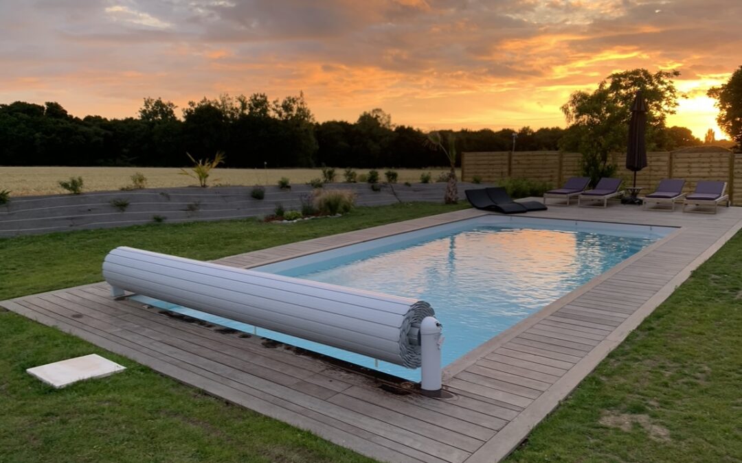 Profiter de sa piscine au coucher du soleil en Bretagne