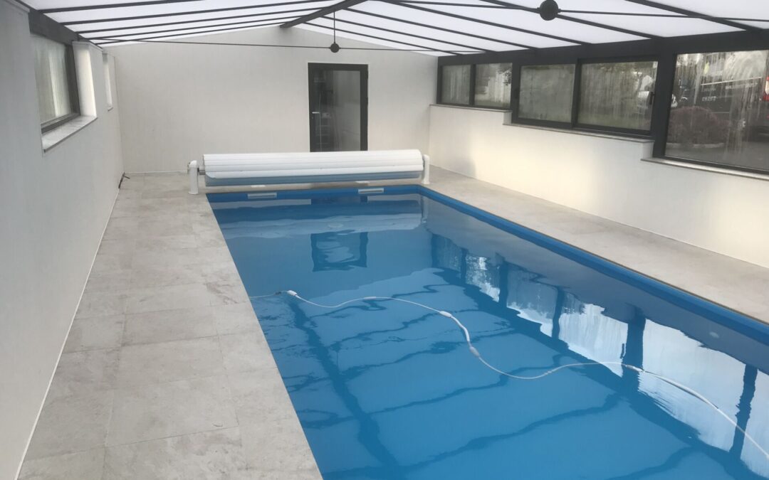Cette piscine est un couloir de nage installé sous un abri haut pour une utilisation toute l'année en Bretagne.