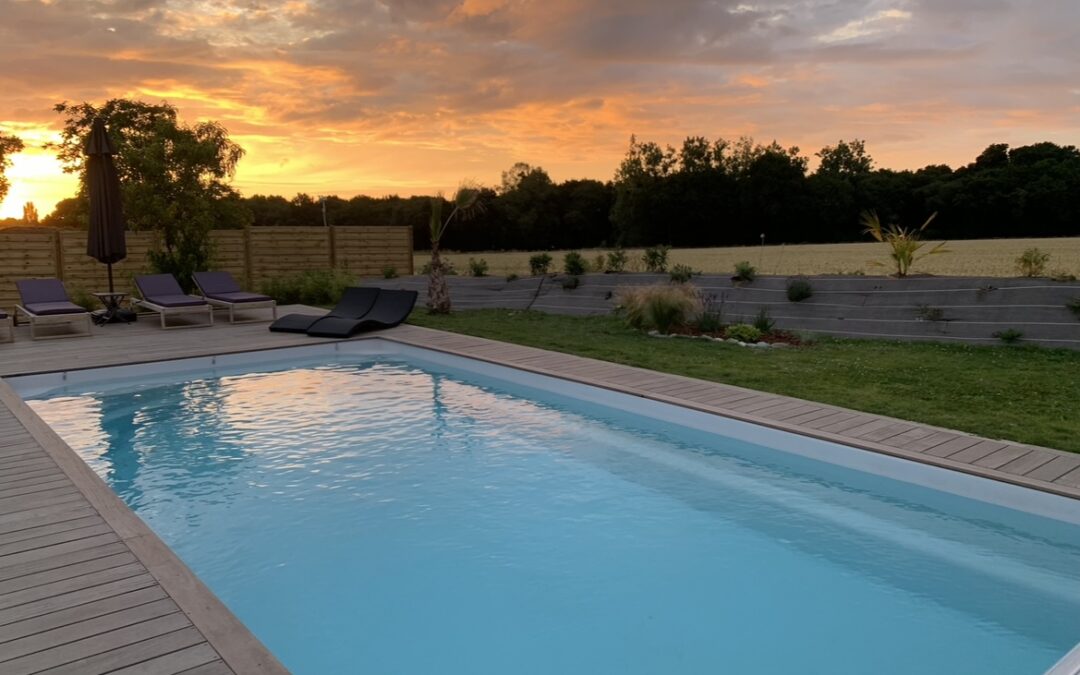 Coucher de soleil sur piscine